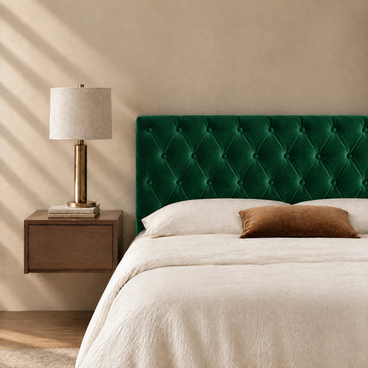 Tête de lit capitonnée en velours Alma vert sapin dans une chambre, avec table de chevet et lampe