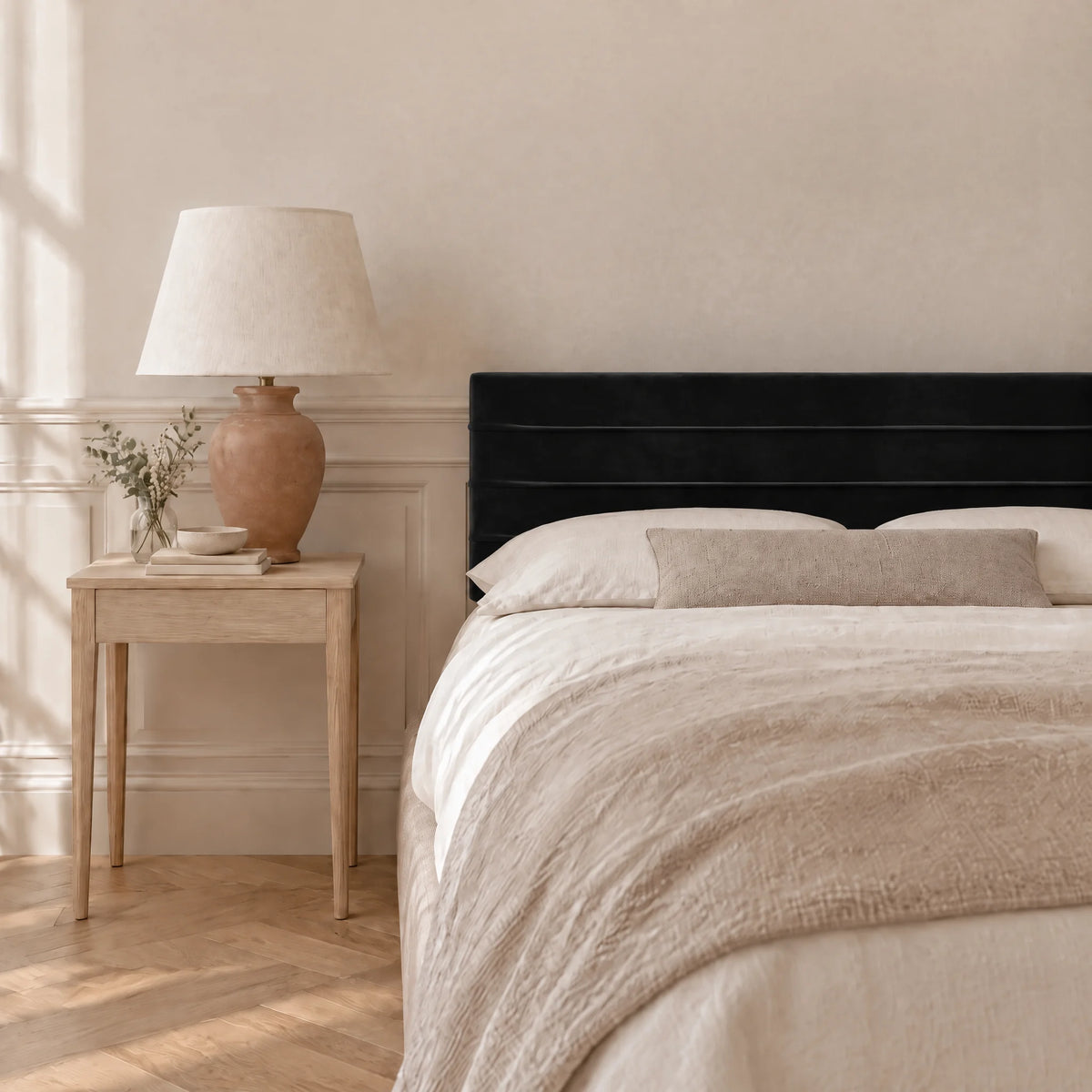 Tête de lit en velours ligné Vivienne noir dans une chambre, avec table de chevet et lampe