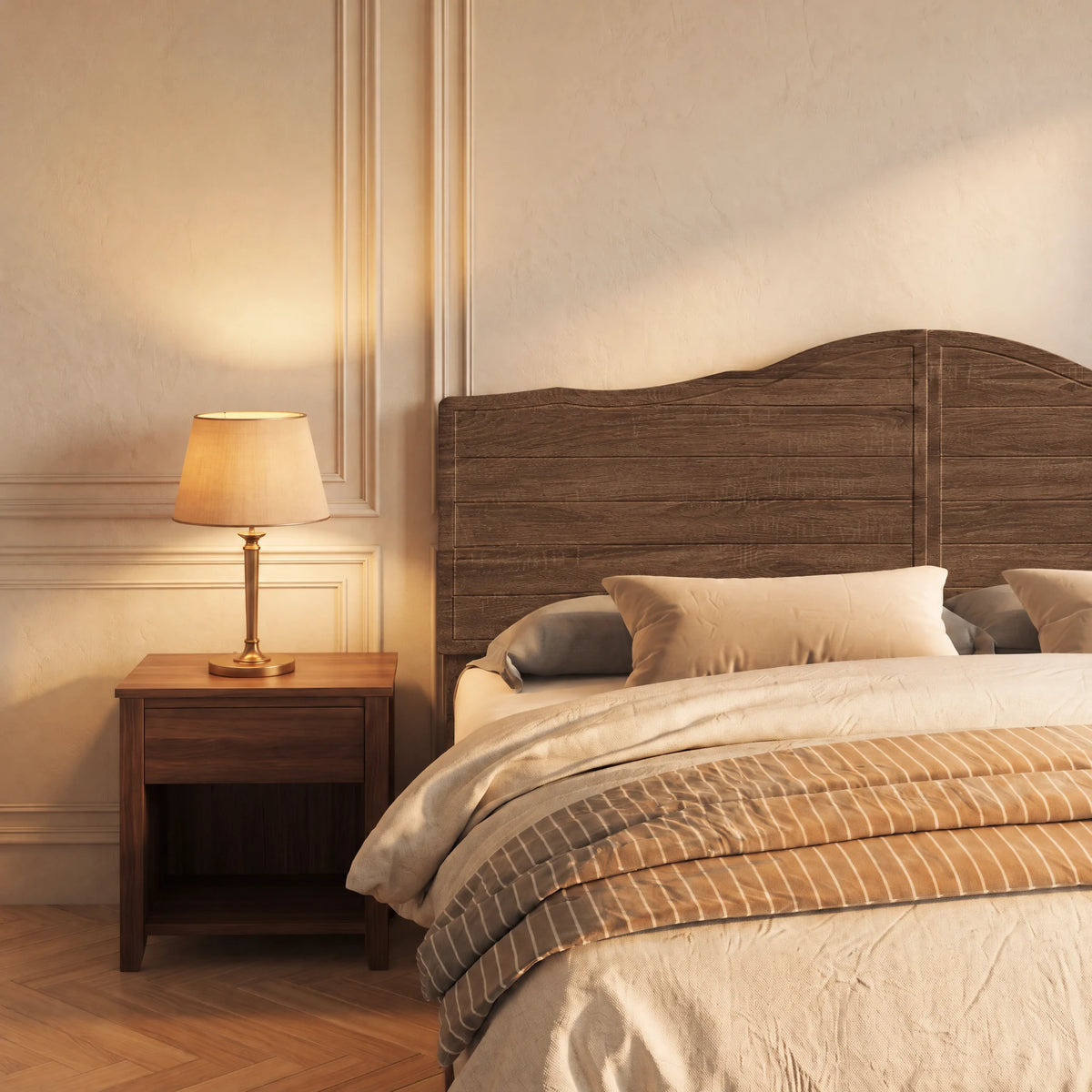 Tête de lit chantournée en bois Marigny, finition chêne brun, dans une chambre, avec table de chevet et lampe