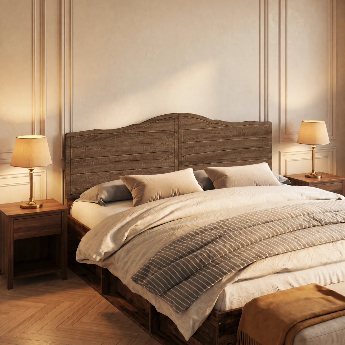 Tête de lit chantournée en bois Marigny, finition chêne brun, dans une chambre, vue de trois quarts