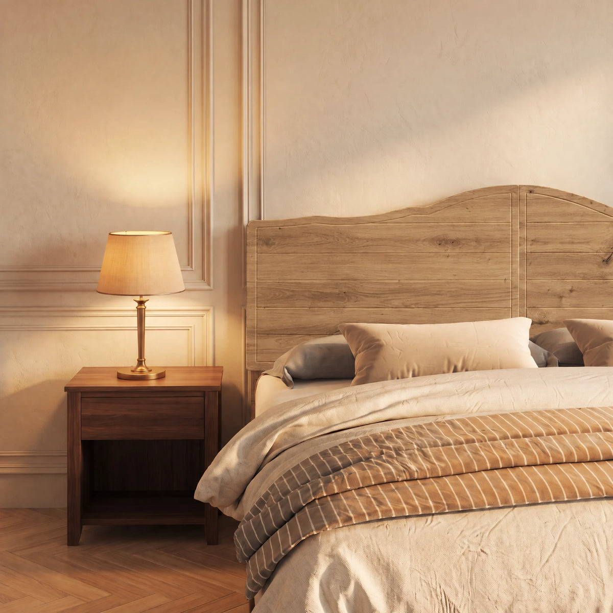 Tête de lit chantournée en bois Marigny, finition chêne naturel, dans une chambre, avec table de chevet et lampe