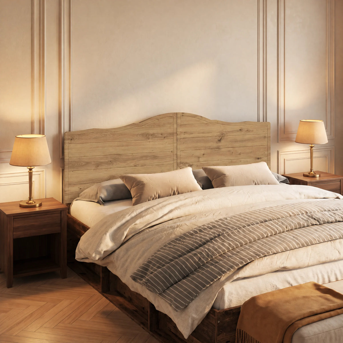 Tête de lit chantournée en bois Marigny, finition chêne naturel, dans une chambre, vue de trois quarts